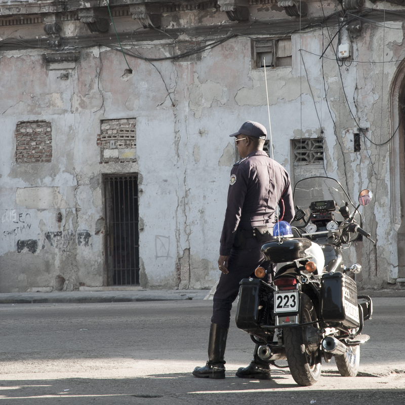 A donde van 26 - figure en transit, tirage photo fine art - cbaud
